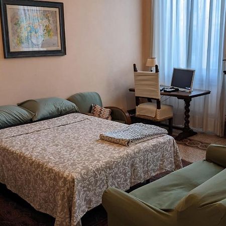 Double Bedroom In Beautiful 30'S Style Apartment Florencie Exteriér fotografie